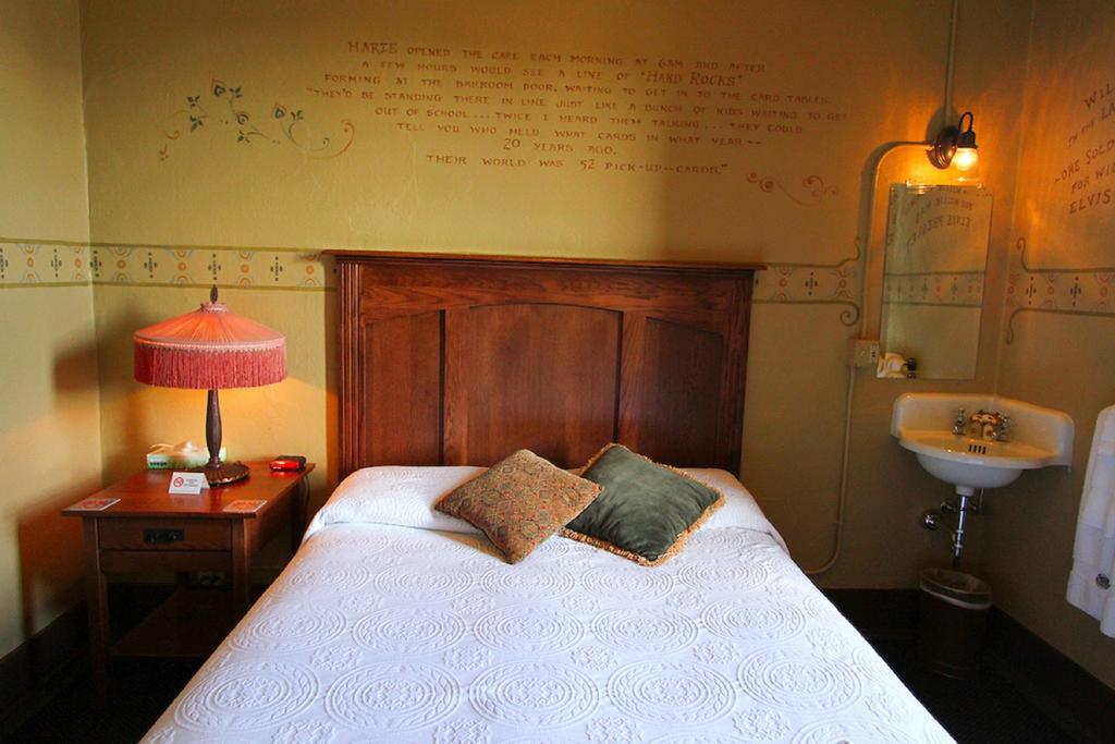 Mcmenamins Olympic Club Villa Centralia Room photo